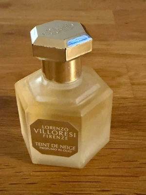 Lorenzo Villoresi Teint de Neige parfym oil - Exklusiv parfymolja från Lorenzo Villoresi i doften Teint de Neige. Flaskan är sexkantig i frostat glas med en lyxig guldfärgad metallkork. Elegant och tidlös design som passar perfekt på sminkbordet.