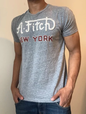 Vintage Abercombie & Fitch Tshirt - Riktigt schysst Abercrombie & Fitch T-Shirt | Mycket bra skick | Passar mig bra som är 175cm och väger ungefär 70kg!!