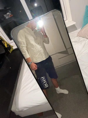 Skjorta - Beige Kappahl skjorta som har används ett få antal gånger som 1-7 gånger. Så den är nästan ny. Den sitter perfekt om man gillar passformen. Pris kan diskuteras!