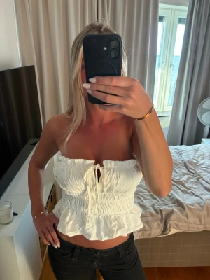 Vit bandeau topp - Jätte söt vit bandeau topp, lapparna är bortklippta så vet inte storlek på den men tror de är Medium🤩