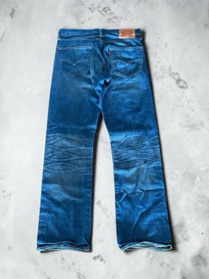 Levis 504 Bootcut - Säljer dessa sjukt snygga Levis i bootcut passform, Storlek 32/32 men gå utifrån mått  Midja: 41 Ytterben: 100 Benöppning: 21 Pris kan diskuteras 😁
