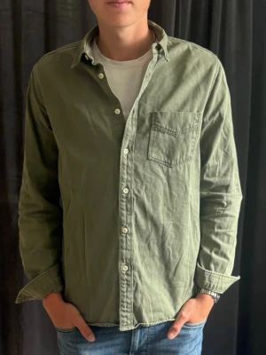 Grön Overshirt Medium - Grön Overshirt från Zara  Nypris: 600kr Storlek: M Skick: 8,5/10 (Pris kan diskuteras vid snabb affär)  Kontakta om ni har frågor!