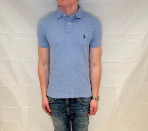 Polo Ralph Lauren Slim Fit Polo Light Blue Men's - Ljusblå pikétröja i slim fit, 100% bomull, pre-owned i mycket gott skick.