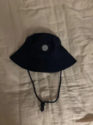 Stone Island bucket hatt - Snygg mörkblå bucket hatt från Stone Island.