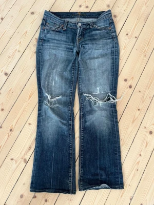 Lågmidjade jeans med hål - Säljer dessa lågmidjade bootcut jeans!! 💕