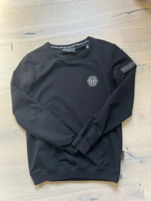 Philipp Plein sweatshirt svart  - Svart Philipp plein sweatshirt använd 1 gång säljer för att den är för stor för mig storlek M hör gärna av er vid funderingar 