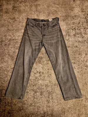 Loose Eddie - Jack&Jones - Säljer ett par grå jeans från Jack&Jones. Loose Eddie, storlek 34/34