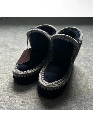 Helt nya Mouskor - Jag säljer dessa oanvända mouskor. Mörkblåa med en mysig mjuk insida.