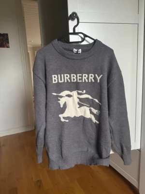 Burberry sweater - Säljer en helt ny populär Burberry tröja i storlek S