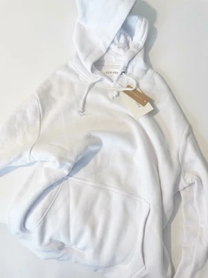 Pier One Hoodie - L - Pier One Vintervarm Hoodie – Storlek L (Helt ny med lappar) Beskrivning: Säljer en stilren och superskön vit hoodie från Pier One i storlek Large. Perfekt för vinterns kyliga dagar! Mjuk, varm och perfekt som lager-på-lager under vinterjackan eller för mysiga hemmakvällar.  Märke: Pier One  Storlek: L (Large)  Färg: Stilren vit  Skick: Helt ny / Oanvänd med alla lappar kvar! Djur- och rökfritt hem. Skickas snabbt och spårbart via Vinted! Hör av dig om du har några frågor. 