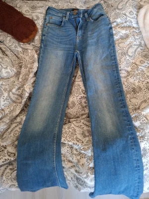 Bootcut jeans  - Mid waist blå bootcut jeans från Lee storlek W26/L31