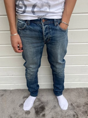 Neuw jeans blå 100% bomull - Hej! Säljer dessa enligt mig otroligt snygga Neuw jeans! Jeansen är riktigt bra kvalitet utan defekter och är i 100% bomull. Passformen heter Lou/Slim och är i storleken W31/L34. Modellen på bilden är 183cm och väger 68kg. Rekommenderar dessa! Hör av dig om du har några frågor/funderingar. Mvh DC ♦️