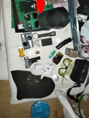 Svart balaclava och solglasögon. Lägg till bud - Lägg till bud. Säljer en svart balaclava i stretchigt tyg samt två par solglasögon med metallbågar. Perfekt för dig som vill ha en cool och anonym look. Även ett par gröna simglasögon och en svart keps finns med.