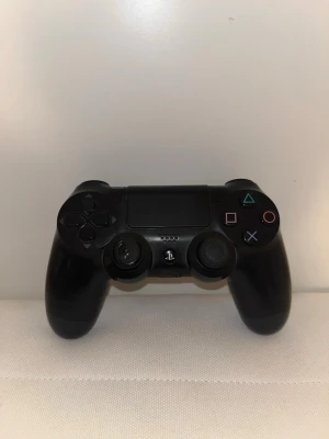 Sony PS4 kontroll - PlayStation 4 DualShock handkontroll i använt skick. Kontrollen funkar utan problem.
