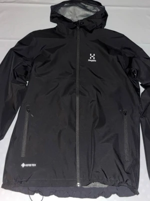 Haglöfs vindjacka - Svart Haglöfs vindjacka i bra skick, endast använd en gång, storlek M med GORE-TEX.