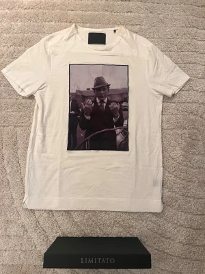 Limitato t shirt - Säljer nu denna riktigt feta limitato t shirten!🙌 Skick: 9/10🌟 Storlek: S🤝 Box medföljer även✅ Hör gärna av er vid frågor eller funderingar!🤗