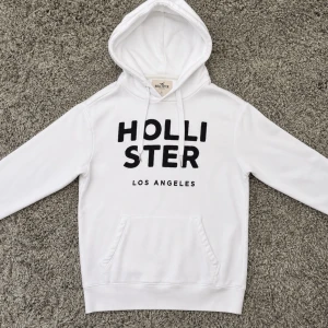 Hollister Hoodie - Säljer denna riktigt stilrena hollister hoodien i mycket fint skick!🌟Strl S /// Hör gärna av er om ni har funderingar!👏