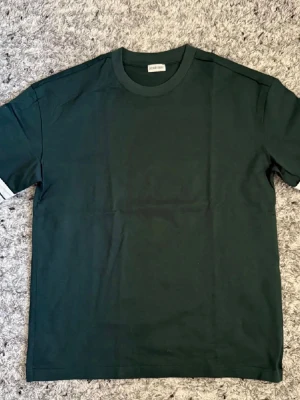 Mörkgrön t-shirt från Burberry - Burberry Tröja – Mörkgrön 👕 Storlek: S 💚 Färg: Mörkgrön ✨ Skick: 9/10 – sparsamt använd, mycket fint skick 💎 Märke: Burberry