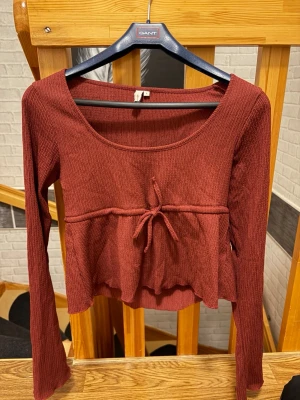 Långärmad topp - Super söt vinröd långärmad topp från Nelly! Den är mer vinröd i verkligheten! Storl S