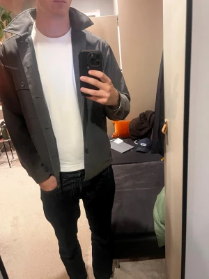 Mörkgrå overshirt Uniqlo - Stilren mörkgrå overshirt med klassisk krage och knäppning framtill. Står XS på lappen men vore säga att de passar mer emot S / M hållet, super bekväm o snygg. 🙌