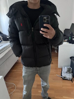 polo Ralph lauren jacka  - Ny polo Ralph Laurent jacka använd 1 gång. Storlek S justerbar luva med dragkedja. 