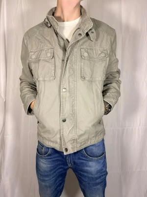 Jacka - Snygg höstjacka. Modellen är 180cm 64kg