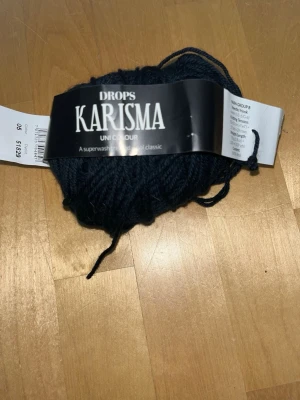 Karisma lankakerä - Musta karisman lankakerä. Väri 05. Värjäyserä 51829. 100% villaa. Eläintalous MMM Katsothan myös muut ilmoitukseni Tarjoa 