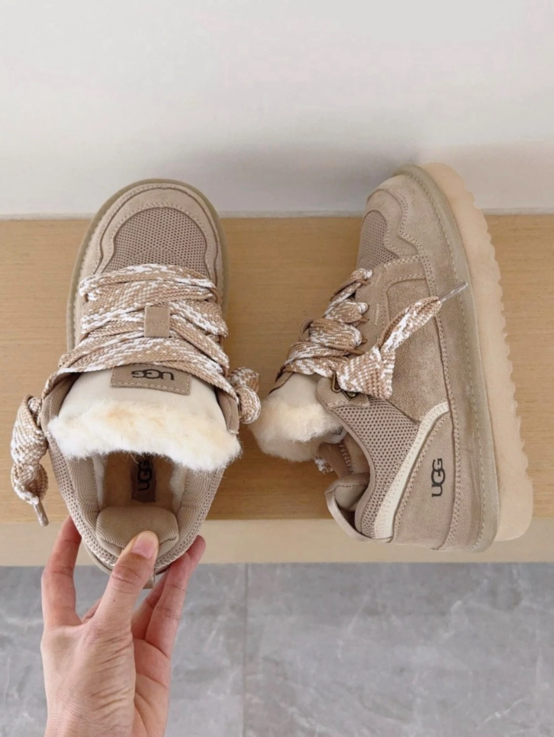 Beige sneakers från UGG med foder - 1