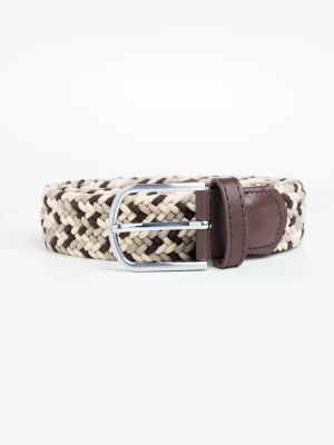 Flätat beige och brunt bälte ONEWear - Snyggt flätat bälte från ONEWear i beige och brunt med detaljer i brunt skinn. Perfekt för att ge din outfit en avslappnad men ändå stilren touch. Metallspänne framtill och mjukt material som är lätt att justera.
