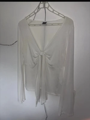 Topp ifrån gina tricot  - Använd fåtal gånger stl L men passar m fint obs! Lite nopprig och missfärgad i armhålorna