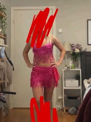 Rio de Janeiro outfit - •glittrig topp •glittrig kjol •matchande shorts att ha under kjolen. Storlek xs men går att spänna åt så passar xs-m 