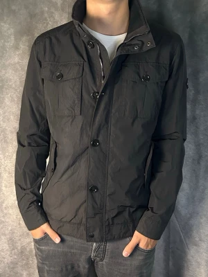 J.lindeberg field jacket bailey - Mycket fint skick | Size L (modellen är 188 cm 74 kg) | fraktar spårbart inom 24 timmar | för att köpa klicka ”köp nu” | vid frågor eller funderingar skriv ett meddelande | följare får bättre rabatter🙌