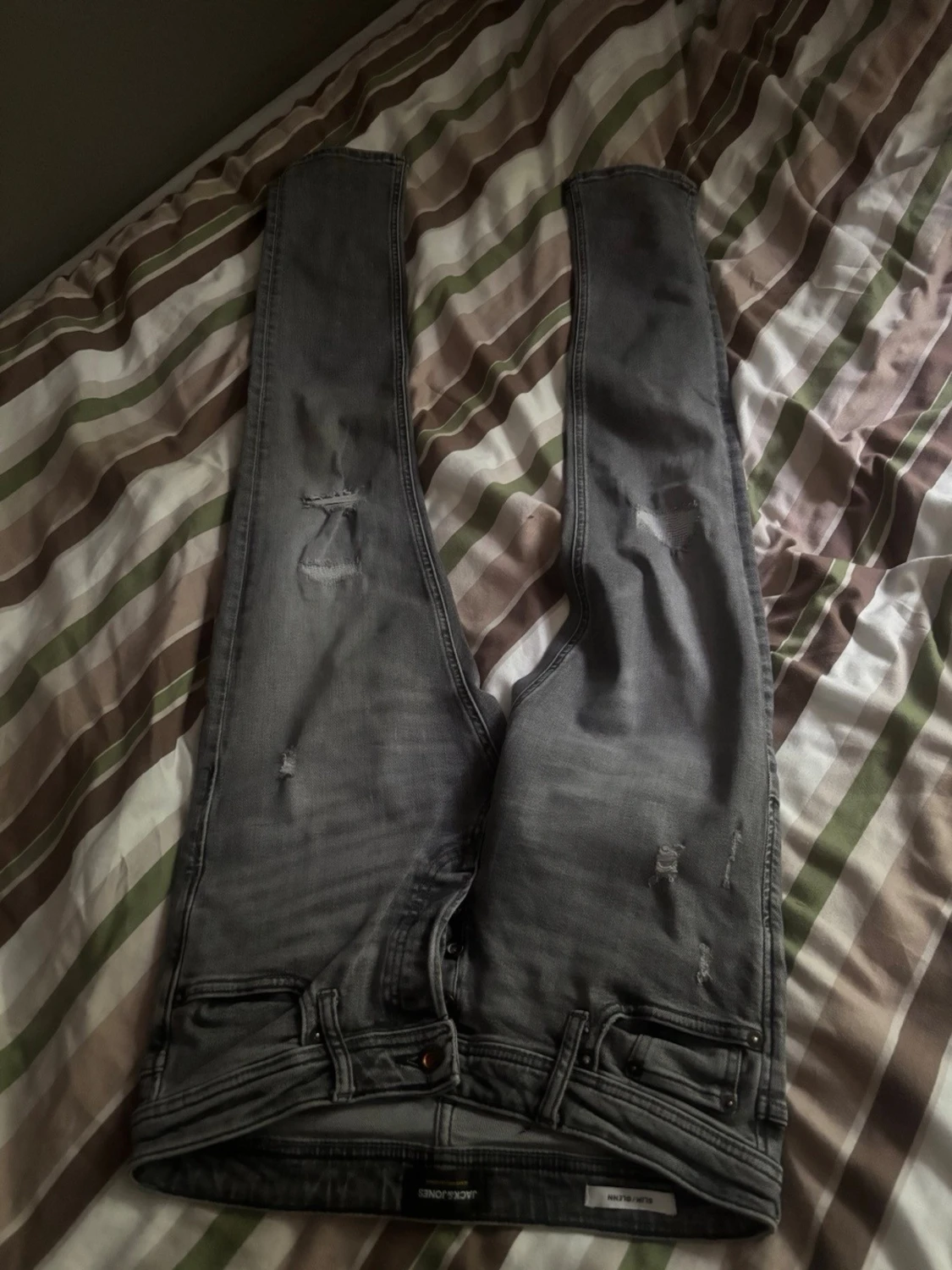 Grå slitna slim fit jeans från Jack & Jones  - 1
