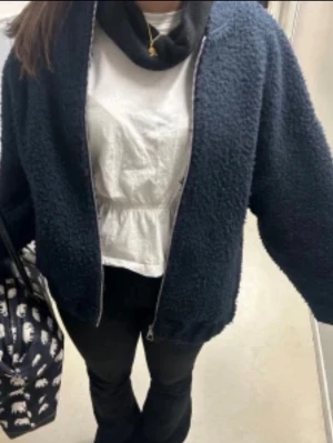 Trendig teddy jacka Zara mörkblå - Använd få gånger .