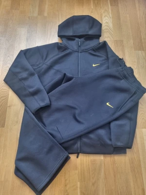 Nike Nocta Tracksuit  - Nike x nocta tracksuit i storlek XL Stilren svart Nike med snygg sportig design och praktiska dragkedjefickor. Perfekt till både vardag och träning! Snabb affär uppskattas! 📦✨