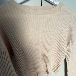 Ribbad tröja xs  - Endast testad, inga fläckar eller hål kom dm för fler bilder eller frågor