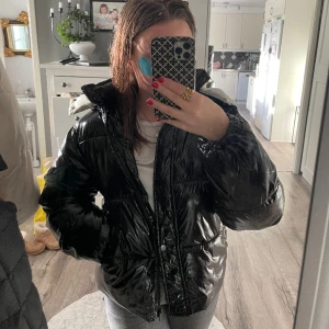 Glans/ lackjacka - Säljer min glans/ Lackjacka från boohoo. Fint skick!❣️  Lägger upp samma annons jag har lagt upp pga fri frakt❣️ 