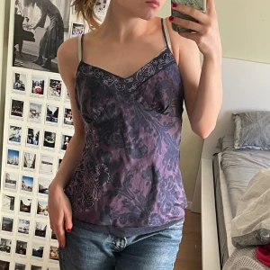 Vintage linne - I olika nyanser av lila med broderi, köpt begagnat men tyvärr för stor för mig som brukar ha XS. Small mot medium🫶 fint skick!