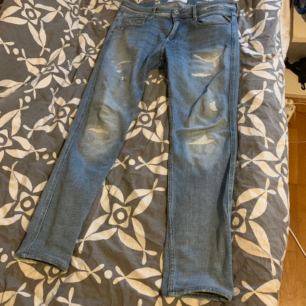 Säljer nu mina Replay jeans som jag Inte använder längre i storlek 30/32 som är i slim de e är i okej skick har använt de några gånger köpte de från Plick säljer de för 450 kan sänka mig vid snabb affär. Jeans & Byxor.