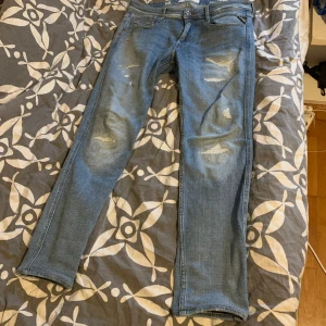 Replay jeans - Säljer nu mina Replay jeans som jag Inte använder längre i storlek 30/32 som är i slim de e är i okej skick har använt de några gånger köpte de från Plick säljer de för 450 kan sänka mig vid snabb affär