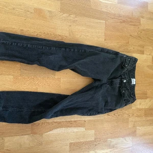 Grunt jeans - Jeans från Grunt, Street Loose Night. Byxorna är i bra skick. Färgen är inte längre kolsvart utan lite ljusare.   Storlek 27, motsvarar stl 164 enligt Grunt. Midjan är justerbar. Vet inte hur långa byxorna är. Nypris 600. 