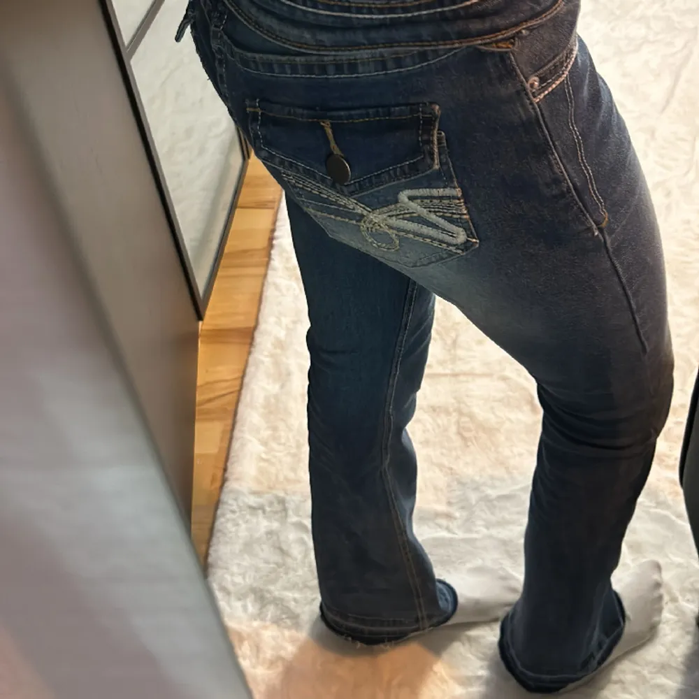 Säljer mina flare/bootcut jeans med fickor från SHEIN som är i fint skick och inga skador bara nopprat upp sömmen nere vid fötterna för att göra jeansen längre men man lägger inte märket till det, Säljer pga av att de är för korta på mig !. Jeans & Byxor.