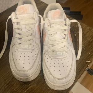 Air force 1 rosa🫶🏼🩷 - Säljer nu mina airforce 1 i rosa som går att köpa på zalando för 1350kr🫶🏼Jag fick de i mars förra året och är väldigt använda, men frf har mycket att ge.Skosnörena är smutsiga men de går att tvätta, även skorna❤️säljer för att de är för små🫶🏼skriv fårgo