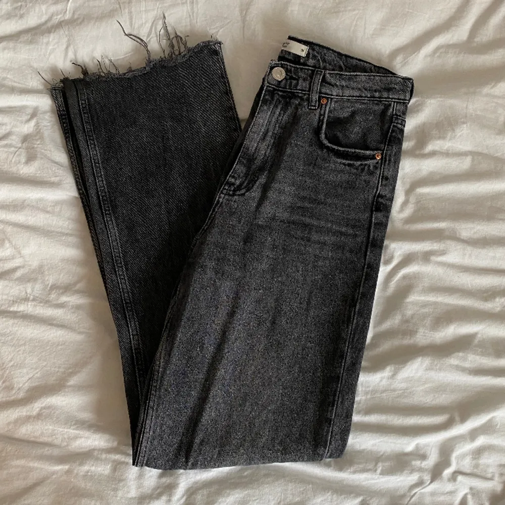Ett par jeans i svart tvättad färg från Gina Tricot med raka ben, högmidjade. Storlek 36. Använda men fortfarande i bra skick. Köpta för 500💞. Jeans & Byxor.