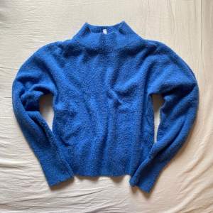 Säljer denna blåa stickade tröjan från &otherstories! ❣️ Säljs billigt då den är väldigt nopprig ❣️ // använd gärna köp nu!