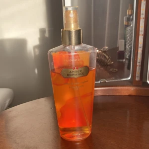 Victoria’s secret body mist - Body mist från Victoria’s secret Amber romance, inte helt full. 🧡