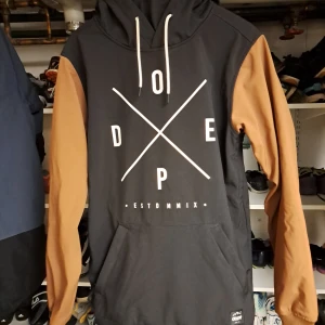 DOPE skidjacka - Säljer min gamla skidjacka från DOPE i storlek S. Inga deffekter.