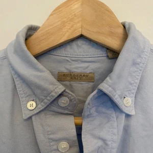 Burberry skjorta - Populär snygg bra kvalitet såklart riktig Passar bra med vilken årstid ljusblå Ny pris runt 5000