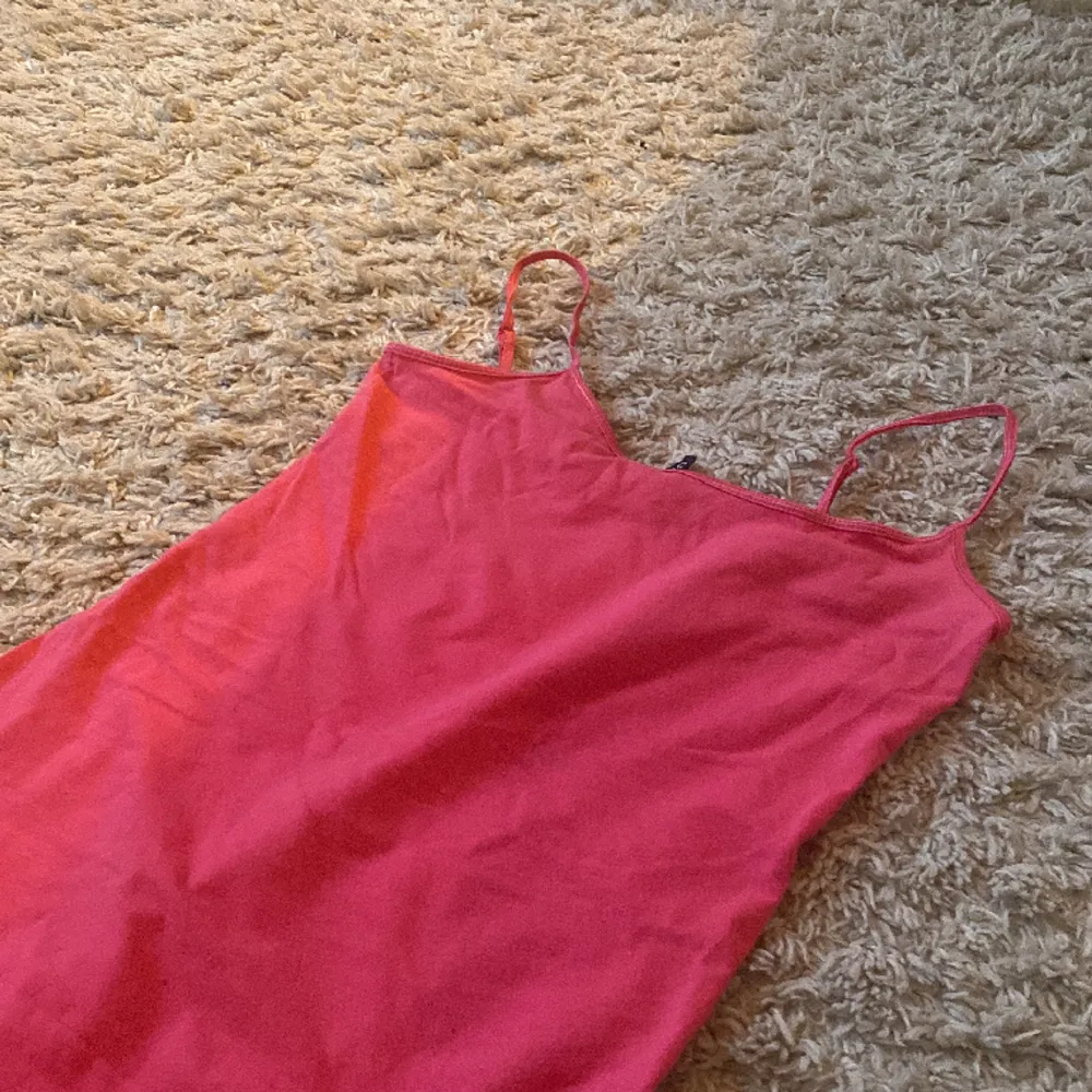 Här säljer jag mitt rosa linne från hm i storlek 36 då det är för stort för mig pris kan diskuteras men säljer för runt 70kr. Toppar.