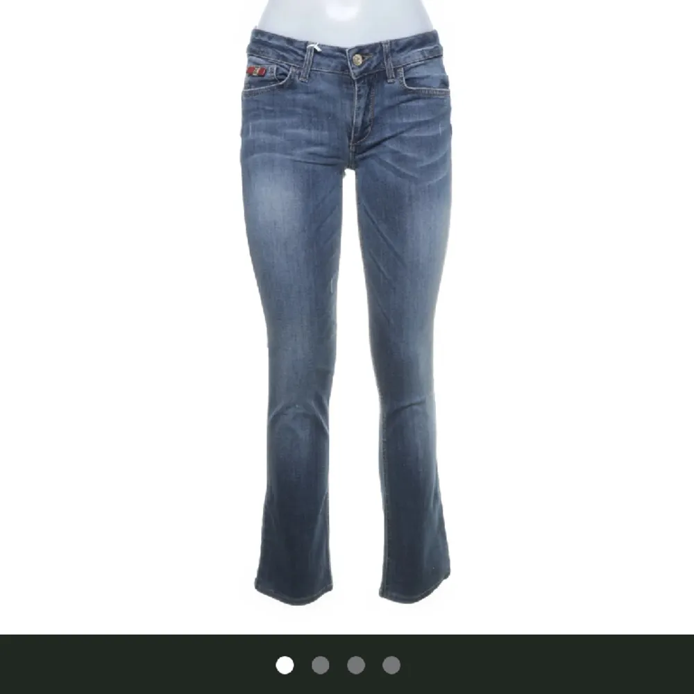 Säljer dessa jätte snygga jeans från Liu jo jeans, storlek 29 men passar nog 27-28. . Jeans & Byxor.